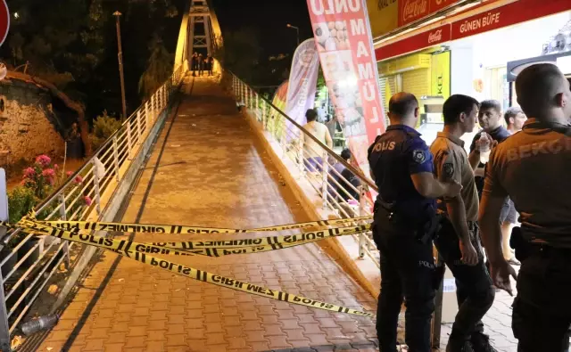 İzmir'de bıçaklı, kaldırım taşlı 'omuz atma' kavgası kamerada: 1 ölü, 3 yaralı