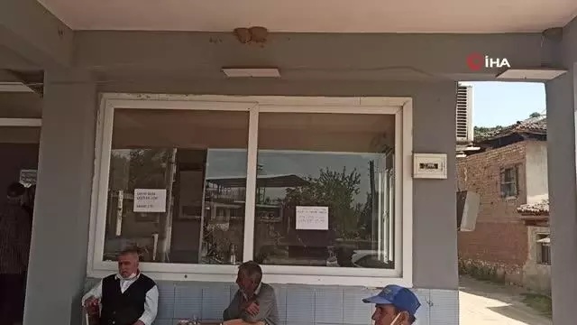 İzmir'de içleri ısıtan görüntü...Yuva bozulmasın diye tahta ile önlem aldılar