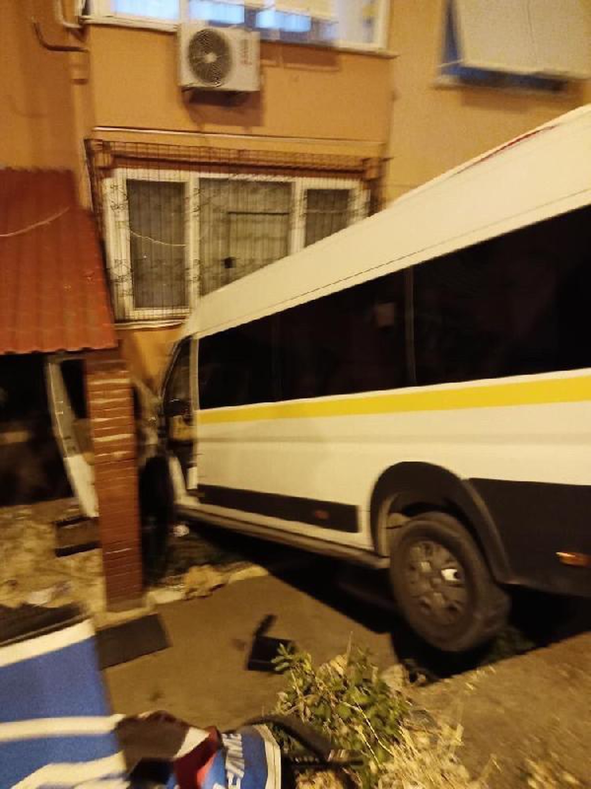 İzmir'de park halindeyken freni boşalan minibüs apartmana çarptı - Vimarsana News
