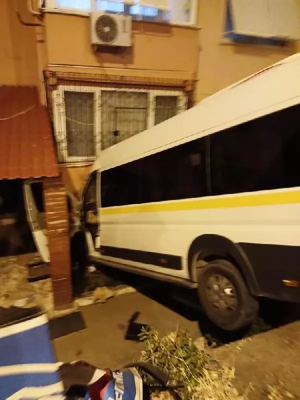 İzmir'de park halindeyken freni boşalan minibüs apartmana çarptı İzmir'de park halindeyken freni boşalan minibüs apartmana çarptı
