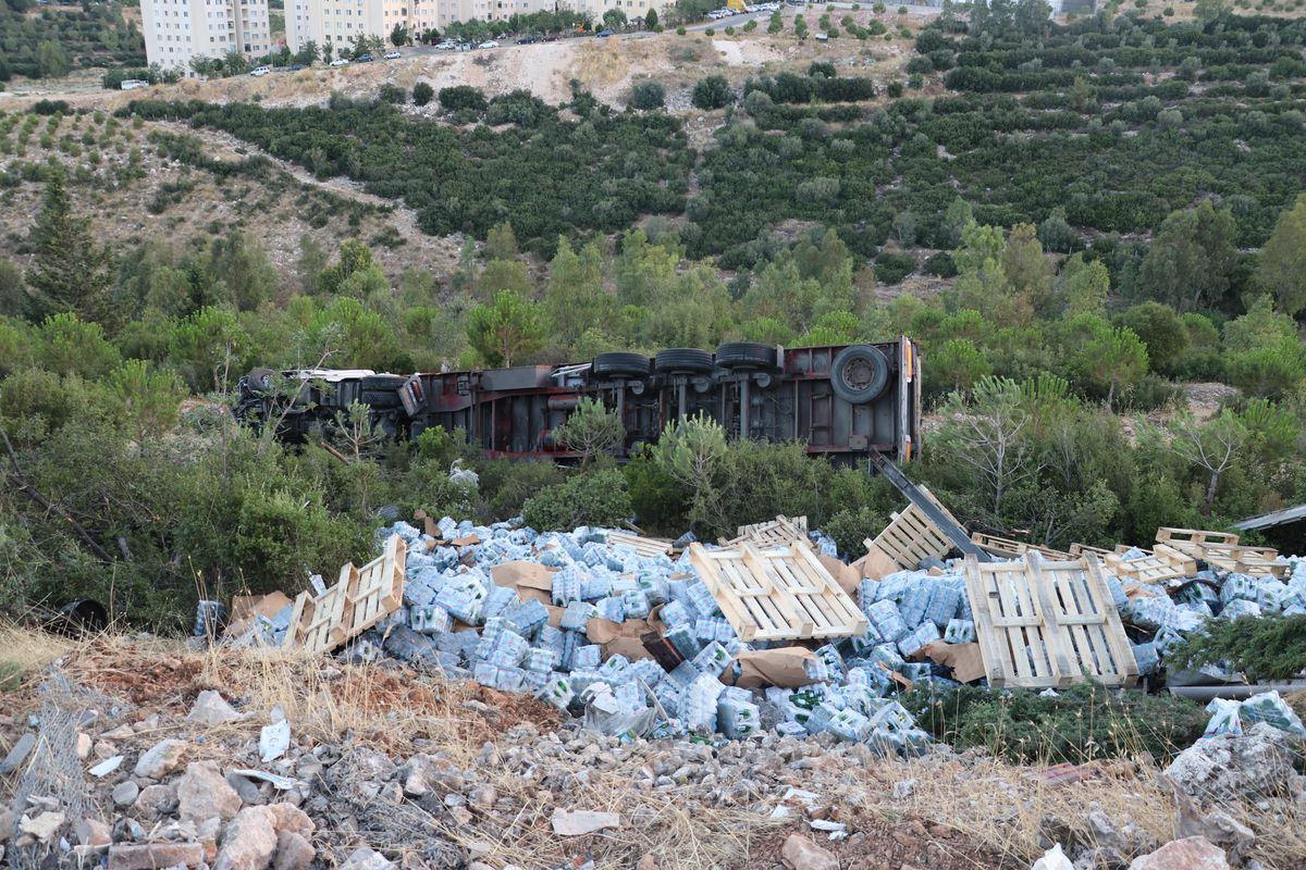 İzmir'de şarampole yuvarlanan tırın sürücüsü yaralandı - Vimarsana News