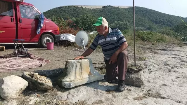 İznik Gölü'nde bulunan sütun başlığı müze yetkililerine teslim edildi İznik Gölü'nde bulunan sütun başlığı müze yetkililerine teslim edildi