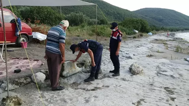İznik Gölü'nde bulunan sütun başlığı müze yetkililerine teslim edildi