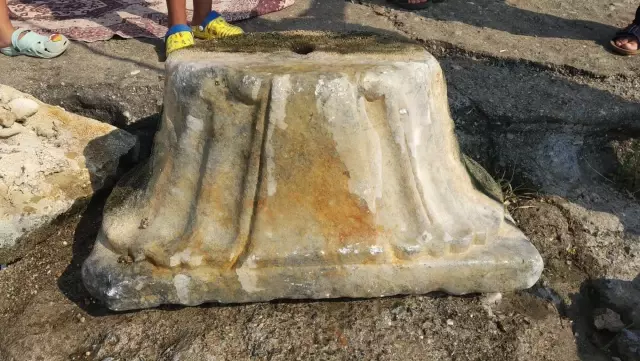 İznik Gölü'nde bulunan sütun başlığı müze yetkililerine teslim edildi