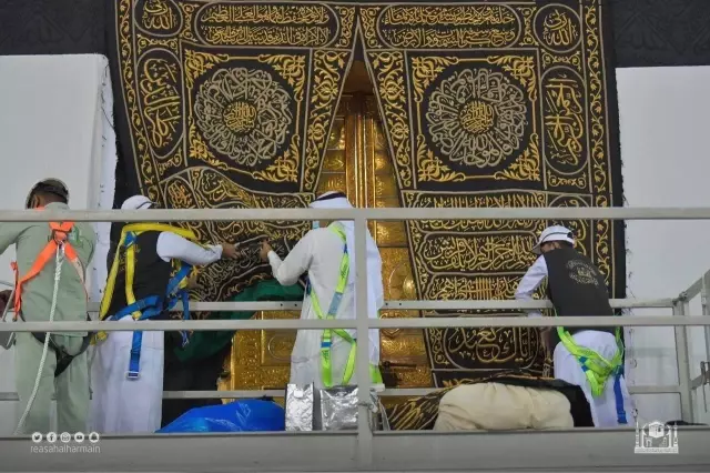 Kabe'nin örtüsü 'Kisve-i Şerif'i değiştirme çalışmaları başladı
