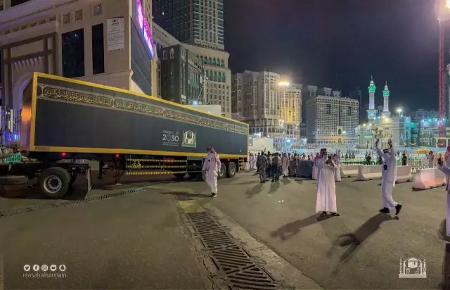 Kabe'nin örtüsü 'Kisve-i Şerif'i değiştirme çalışmaları başladı
