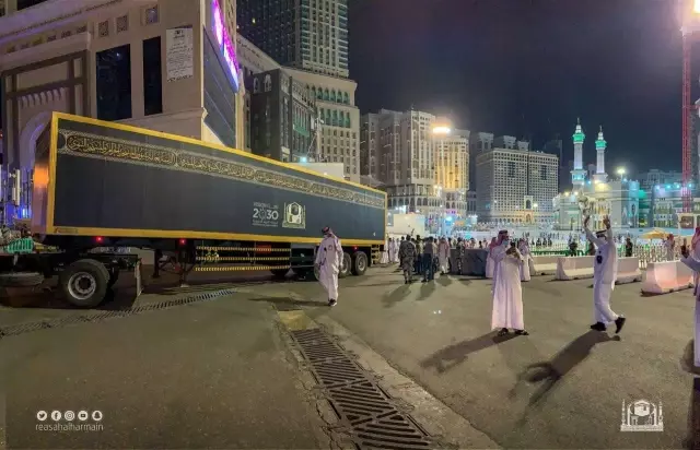 Kabe'nin örtüsü 'Kisve-i Şerif'i değiştirme çalışmaları başladı