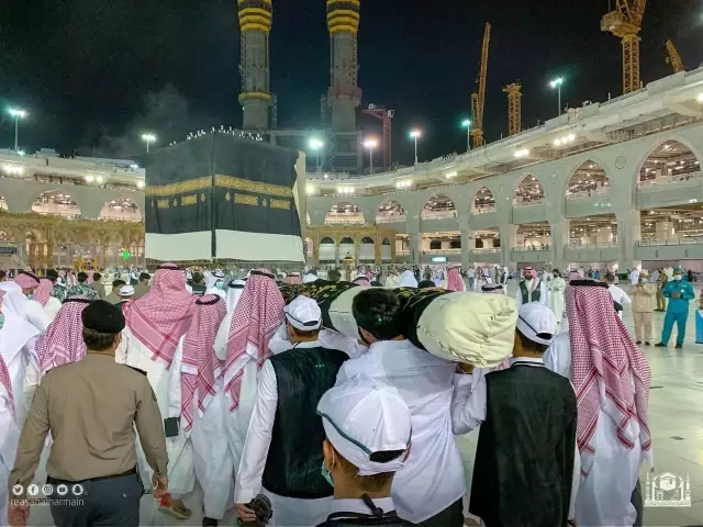 Kabe'nin örtüsü 'Kisve-i Şerif'i değiştirme çalışmaları başladı