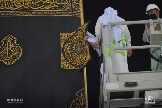 Kabe'nin örtüsü 'Kisve-i Şerif'i değiştirme çalışmaları başladı
