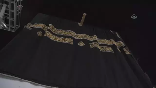 Kabe'nin örtüsü 'Kisve-i Şerif' Kurban Bayramı arifesinde değiştirildi