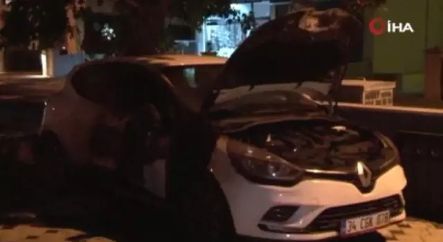 Kadıköy'de iki araç kundaklandı Kadıköy'de iki araç kundaklandı