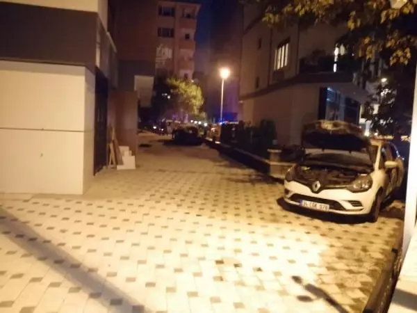 KADIKÖY'DE İKİ OTOMOBİL KUNDAKLANDI
