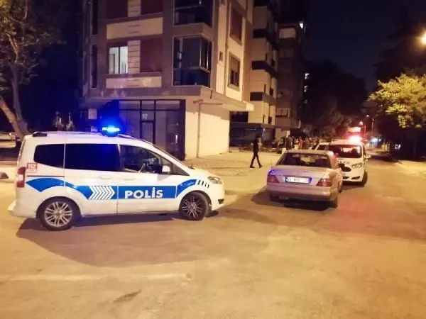 KADIKÖY'DE İKİ OTOMOBİL KUNDAKLANDI