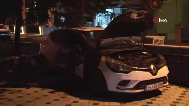 Kadıköy'de iki araç kundaklandı