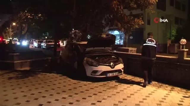 Kadıköy'de iki araç kundaklandı