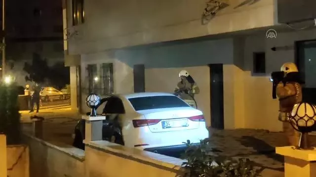 Kadıköy'de park halindeki 2 otomobil yandı Kadıköy'de park halindeki 2 otomobil yandı