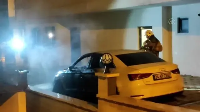 Kadıköy'de park halindeki 2 otomobil yandı