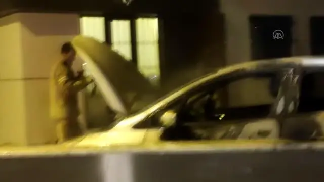 Kadıköy'de park halindeki 2 otomobil yandı