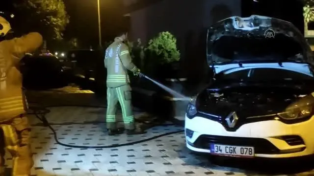 Kadıköy'de park halindeki 2 otomobil yandı