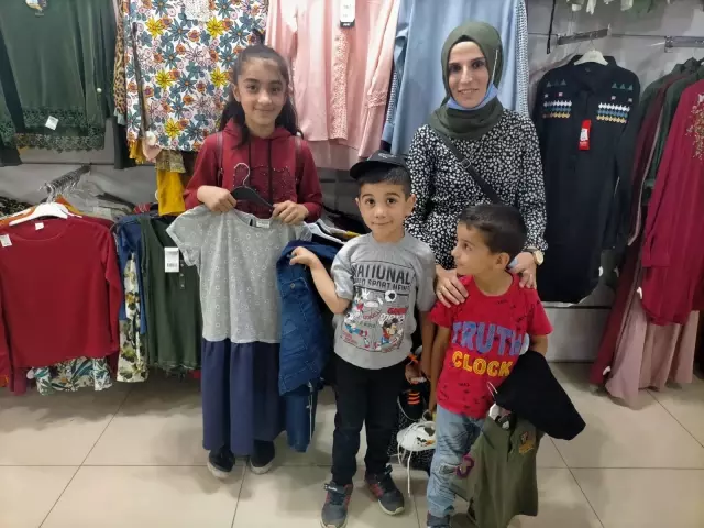 Kağızman'da hayırseverlerden çocuklara bayramlık Kağızman'da hayırseverlerden çocuklara bayramlık