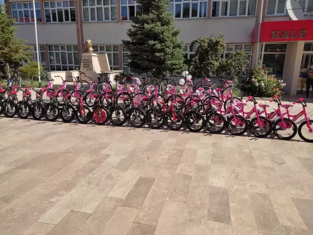 Kale'de 100 öğrenciye bisiklet hediye edildi