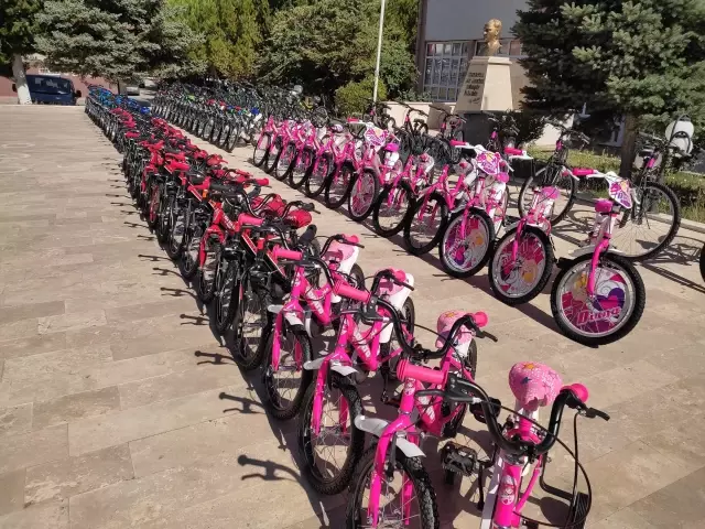 Kale'de 100 öğrenciye bisiklet hediye edildi