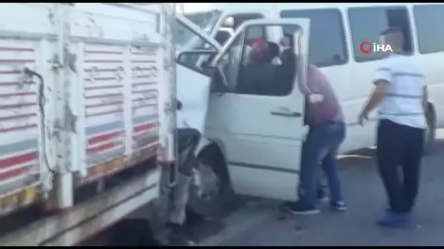 Kamyonet ile minibüsün çarpıştığı kazada can pazarı