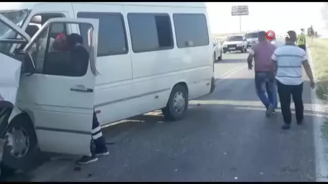 Kamyonet ile minibüsün çarpıştığı kazada can pazarı