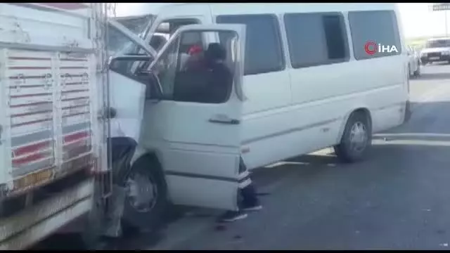 Kamyonet ile minibüsün çarpıştığı kazada can pazarı
