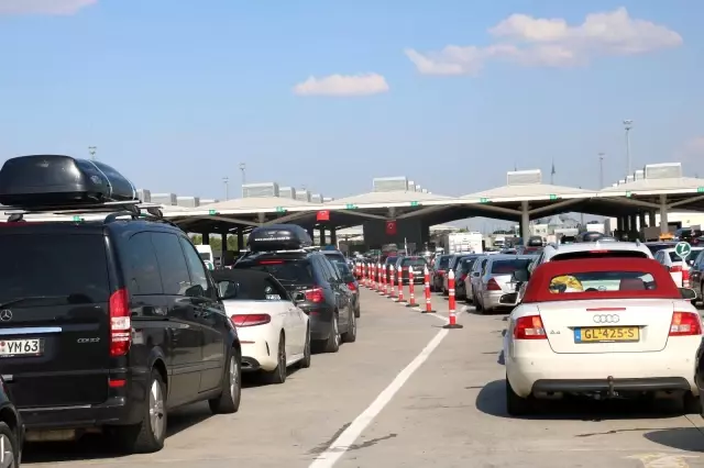 Kapıkule'de gurbetçilerin yurda gelişleri sürüyor