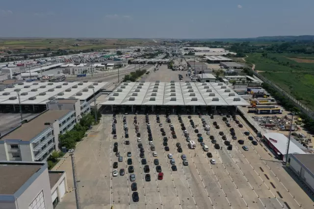 Kapıkule'den giriş yapan 'hasret yüklü gurbetçiler' bayramı aileleriyle geçirecek olmanın sevincini yaşıyor Kapıkule'den giriş yapan 'hasret yüklü gurbetçiler' bayramı aileleriyle geçirecek olmanın sevincini yaşıyor