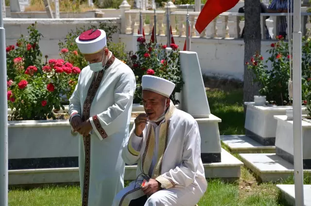Kurban Bayramı arifesinde şehitlikler ziyaret edildi