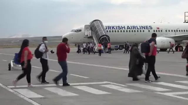 Kars Harakani Havalimanı'nda bayram yoğunluğu