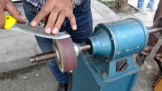 Kars'ta bıçaklar kurbanlar için bileniyor