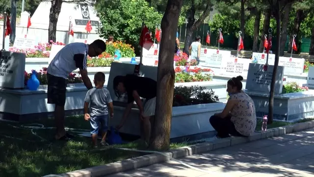 Son dakika yaşam: Kayseri'de bayram arefesinde şehitlikte dualar edildi
