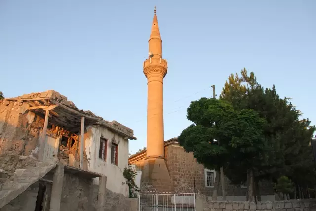 Depremde hasar gören cami ibadete kapatıldı Depremde hasar gören cami ibadete kapatıldı