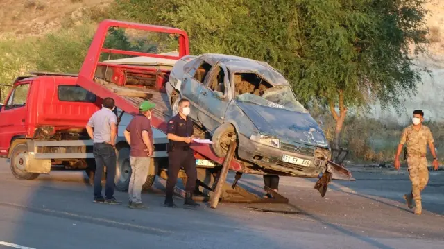 Kayseri'de refüje çarpan otomobil devrildi: 5 yaralı Kayseri'de refüje çarpan otomobil devrildi: 5 yaralı