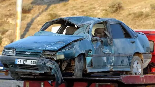 KAYSERİ'DE REFÜJE ÇARPAN OTOMOBİL TAKLA ATTI 5 YARALI