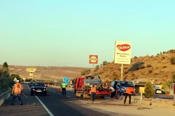 KAYSERİ'DE REFÜJE ÇARPAN OTOMOBİL TAKLA ATTI 5 YARALI