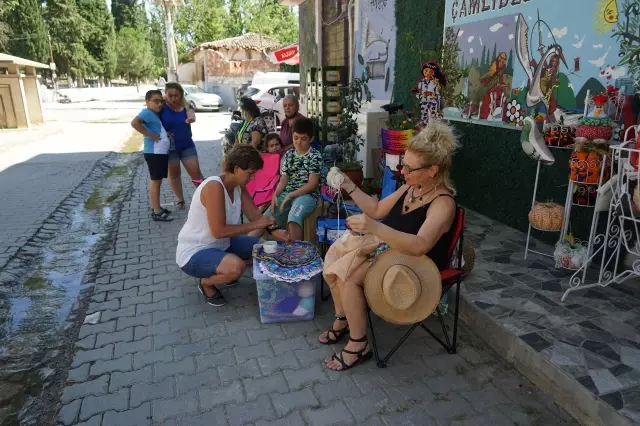 BALIKESİR - Kazdağları'nın ağaçları örgüler ve desenli kumaşlarla süsleniyor