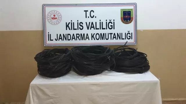 Kilis'te kablo hırsızlığı yaptığı öne sürülen şüpheli tutuklandı Kilis'te kablo hırsızlığı yaptığı öne sürülen şüpheli tutuklandı