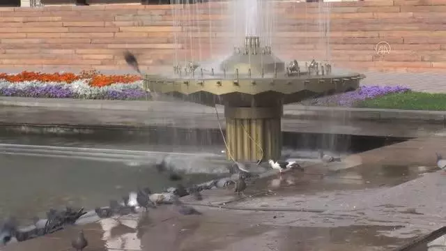 Kırgızistan'da halk, Kurban Bayramı alışverişi için çarşılara ve hayvan pazarlarına akın etti