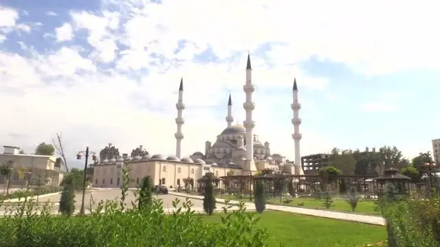 Kırgızistan'da halk, Kurban Bayramı alışverişi için çarşılara ve hayvan pazarlarına akın etti