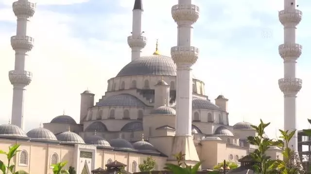 Kırgızistan'da halk, Kurban Bayramı alışverişi için çarşılara ve hayvan pazarlarına akın etti