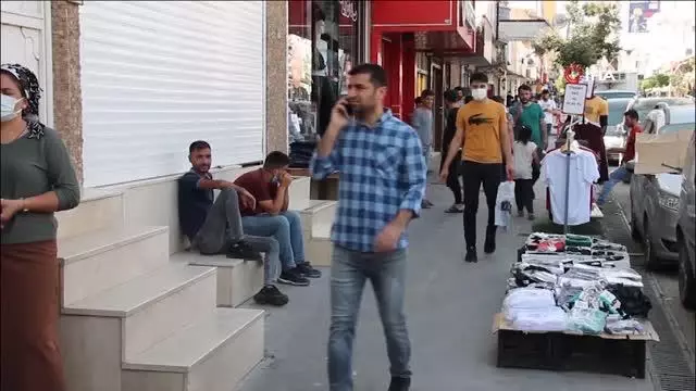 Kısıtlamasız bayramda alışveriş esnafın yüzünü güldürdü