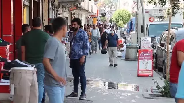 Kısıtlamasız bayramda alışveriş esnafın yüzünü güldürdü