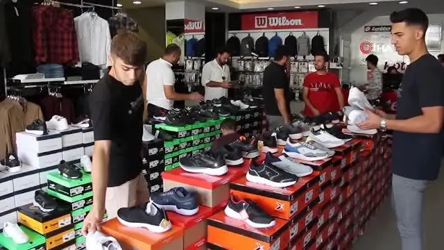 Kısıtlamasız bayramda alışveriş esnafın yüzünü güldürdü