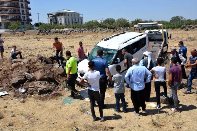 Hafif ticari araç şarampole devrildi: 8 yaralı
