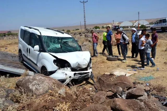 Hafif ticari araç şarampole devrildi: 8 yaralı