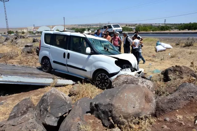 Hafif ticari araç şarampole devrildi: 8 yaralı